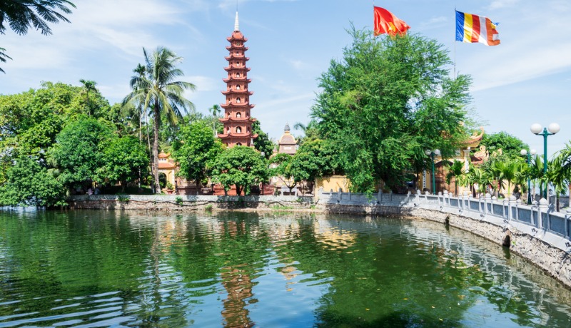 une tour de la pagode Tran Quoc se dressant à côté d'un lac