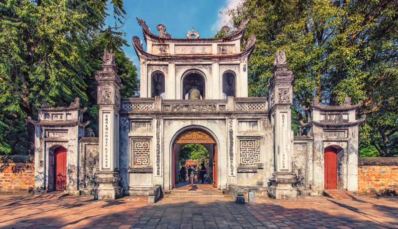 porte du temple de la littérature à Hanoi Vietnam