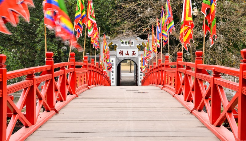 le pont rouge qui mène à la porte du temple de Ngoc Son dans le lac Hoan Kiem à Hanoi