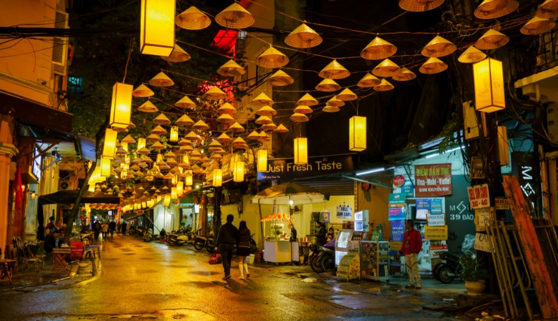 une rue dans le Vieux Quartier de Hanoi le soir