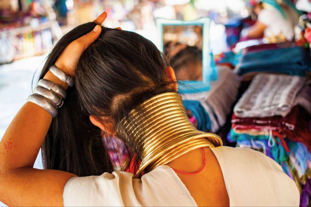 un ensemble de collier-spirale en laiton sur le cou d'une femme girafe en Thailande