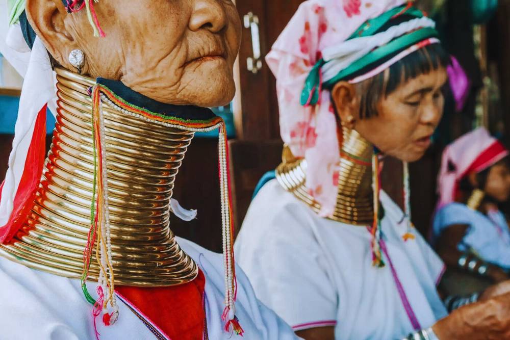 zoom sur le cou des femmes girafes en Thaïlande