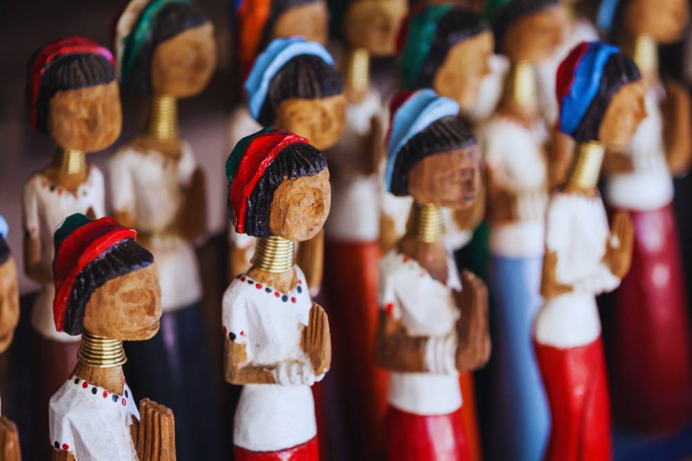 petites sculptures en bois des femmes girafes vendues comme souvenirs dans un village touristique