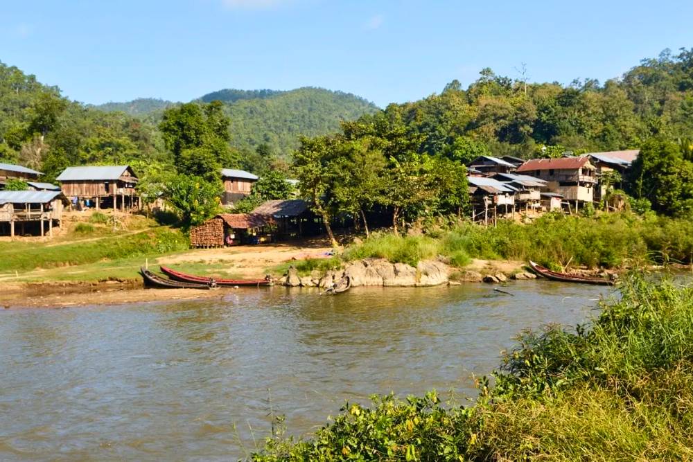 village Huay Pu Keng des Kayan au long cou situé au bord de la rivière Pai