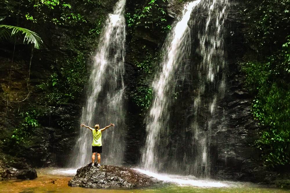 une cascade abondante pendant la saison des pluies à Koh Lanta