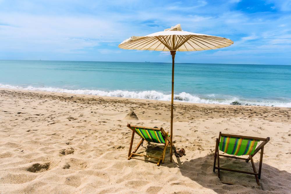 deux chaises sur la plage à l'île de Koh Lanta