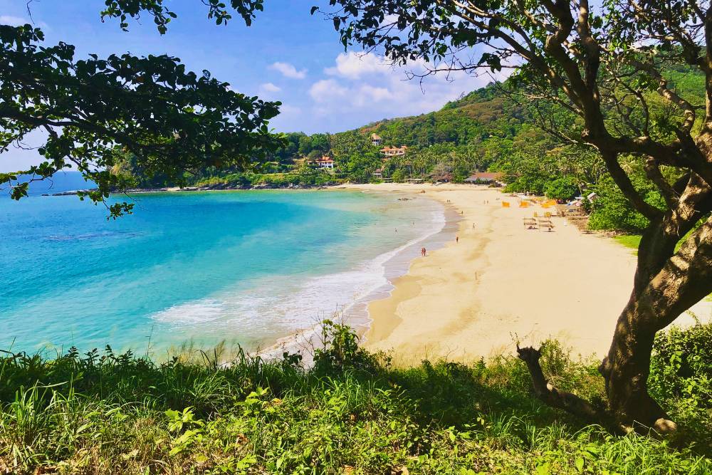 une plage sur l'île de Koh Lanta quand il fait beau