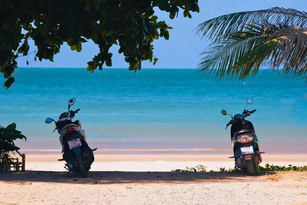 deux scooters sur la plage à île de Koh Lanta