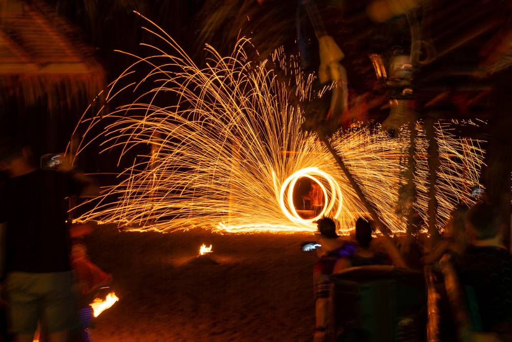 spectacle de feu le soir sur l'île de Koh Lanta