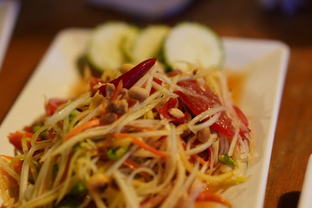 zoom sur un plat thailandais dans le restaurant Nee Papaya à Koh Lipe