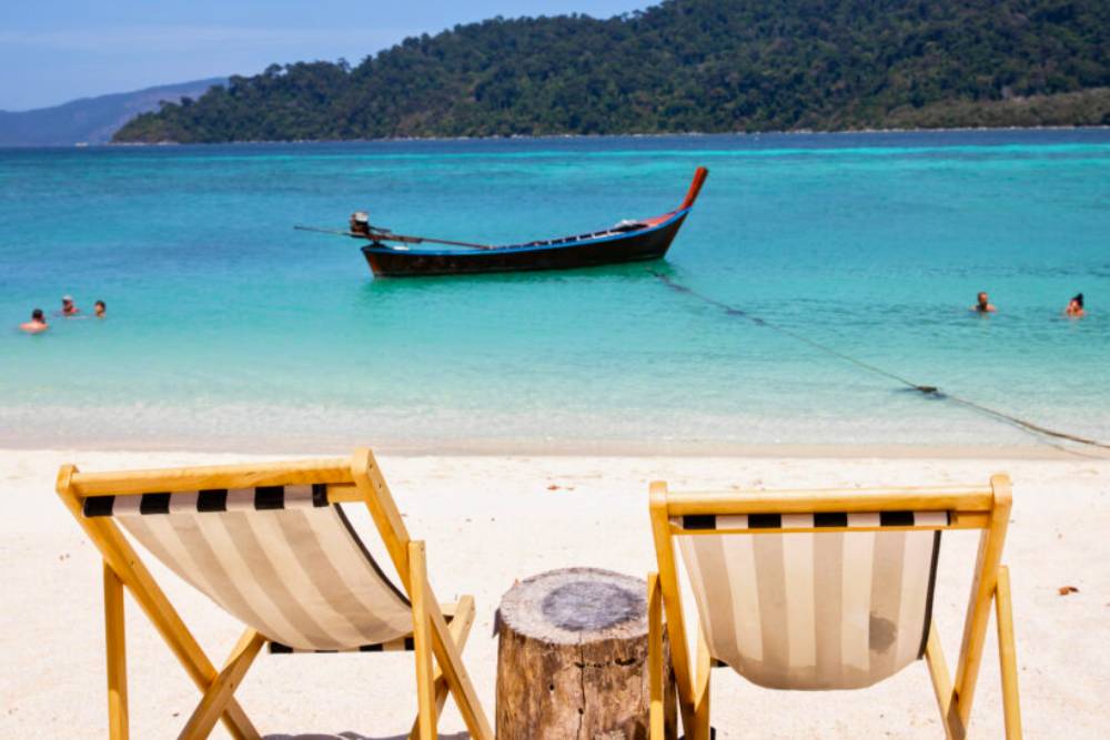 deux chaises sur la plage de Sunrise Beach à Koh Lipe