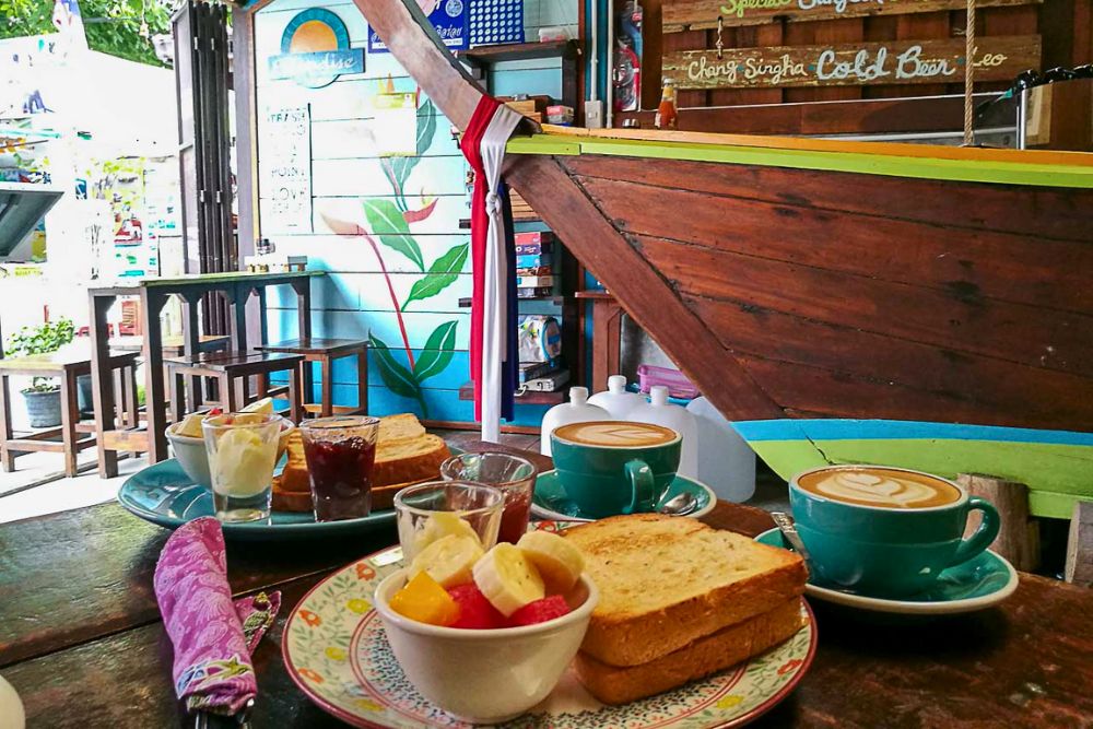 petit déjeuner dans le restaurant elephant à Koh Lipe