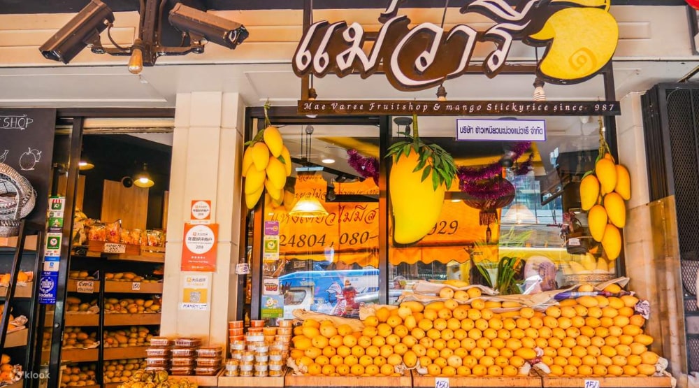Cette boutique de fruits utilise des mangues Nam Dok Mai locales,