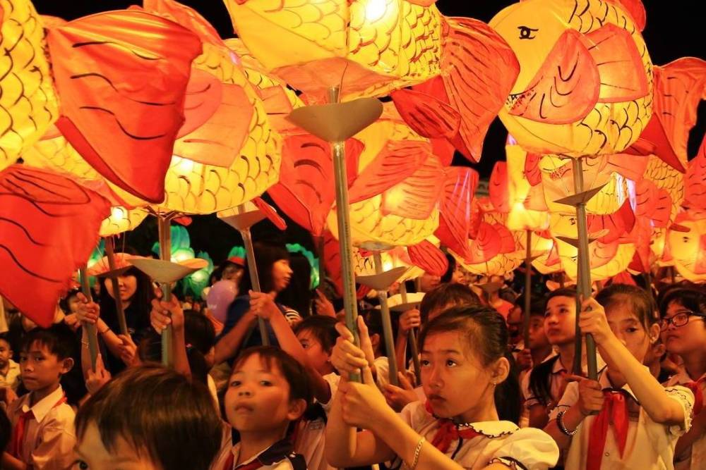 enfants défilent avec leurs lanternes lumineuses