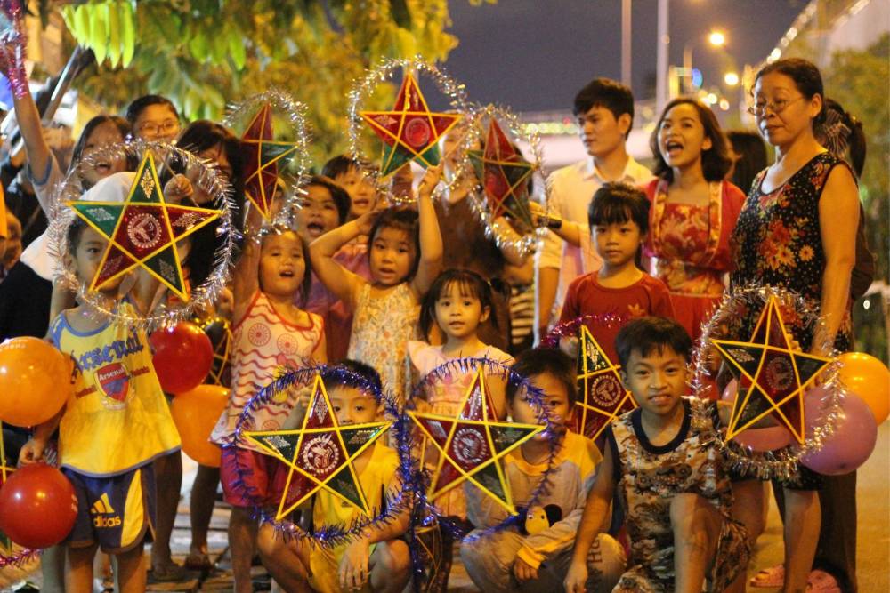 enfants s'amusent avec leurs lanternes d'étoile