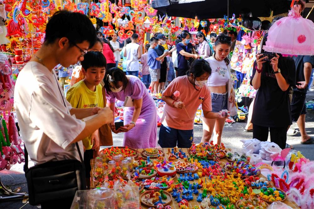 marché aux jouets traditionnels s'anime lors du Têt Trung Thu