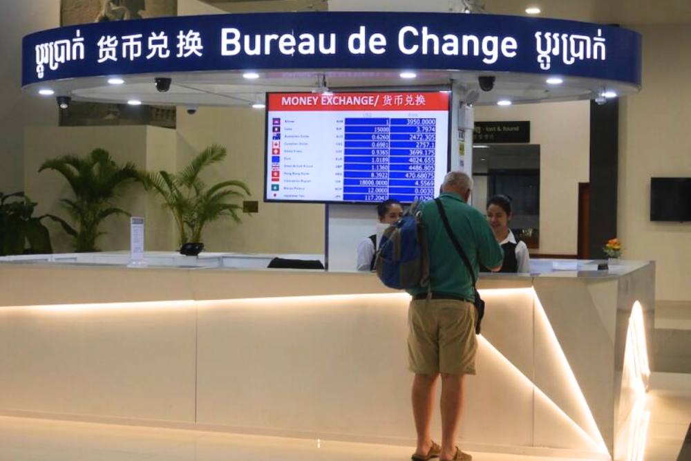 guichet de change de l'argent à l'aéroport, monnaie cambodge