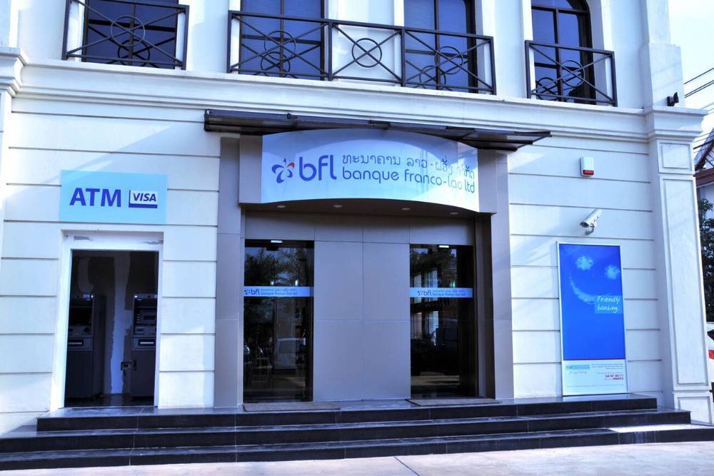 la façade d'une banque au Laos