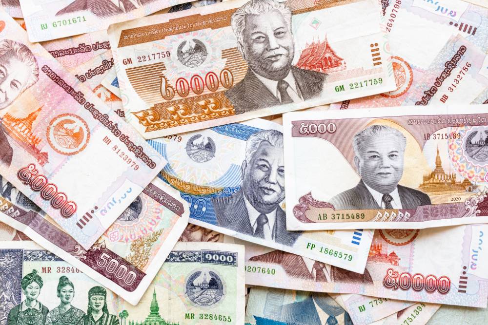 les billets de kip, la monnaie officielle du Laos