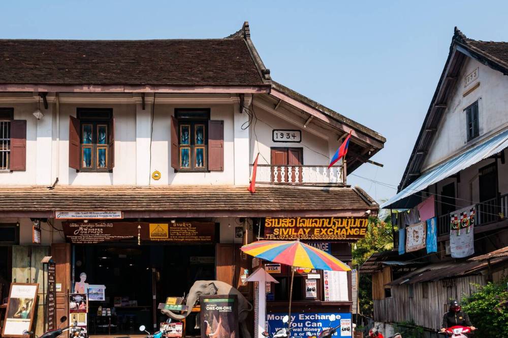 un bureau de change de devise dans le vieux quartier à Luang Prabang au Laos