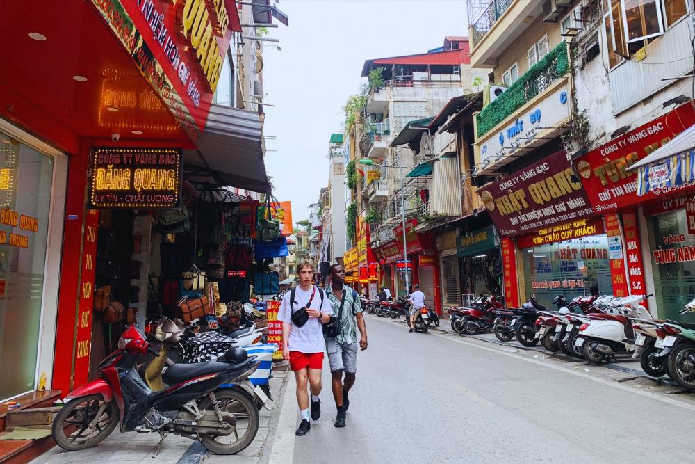 de nombreuses bijouteries dans la rue Ha Trung à Hanoi