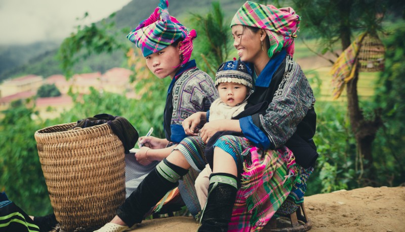 deux femmes et un enfant Hmong à Mu Cang Chai, Vietnam