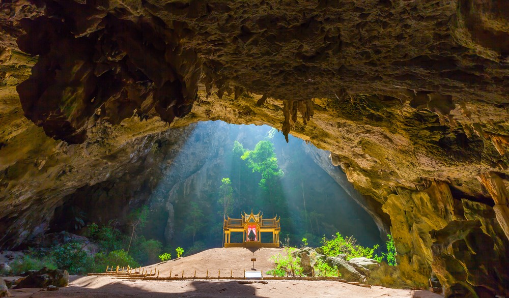 La grotte de Phraya Nakhon, le temple thaïlandais caché, éclairé par la lumière naturelle à travers le plafond de la grotte