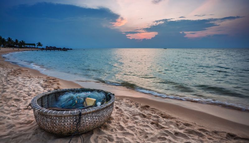 phu quoc, vietnam. plage, mer, bateau traditionel