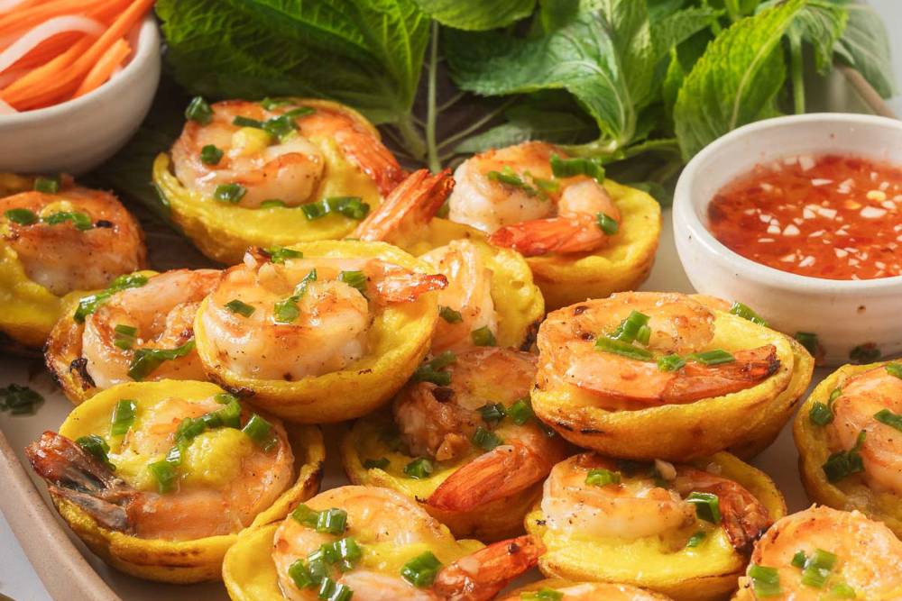 des petits banh khot frits dorés de la cuisine vietnamienne