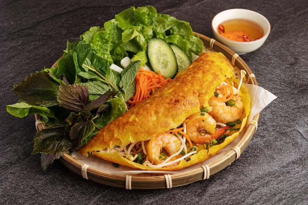 une assiette de banh xeo crêpe vietnamienne