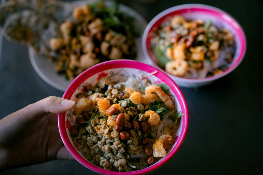 des bols de riz aux palourdes d'eau douce à Hue