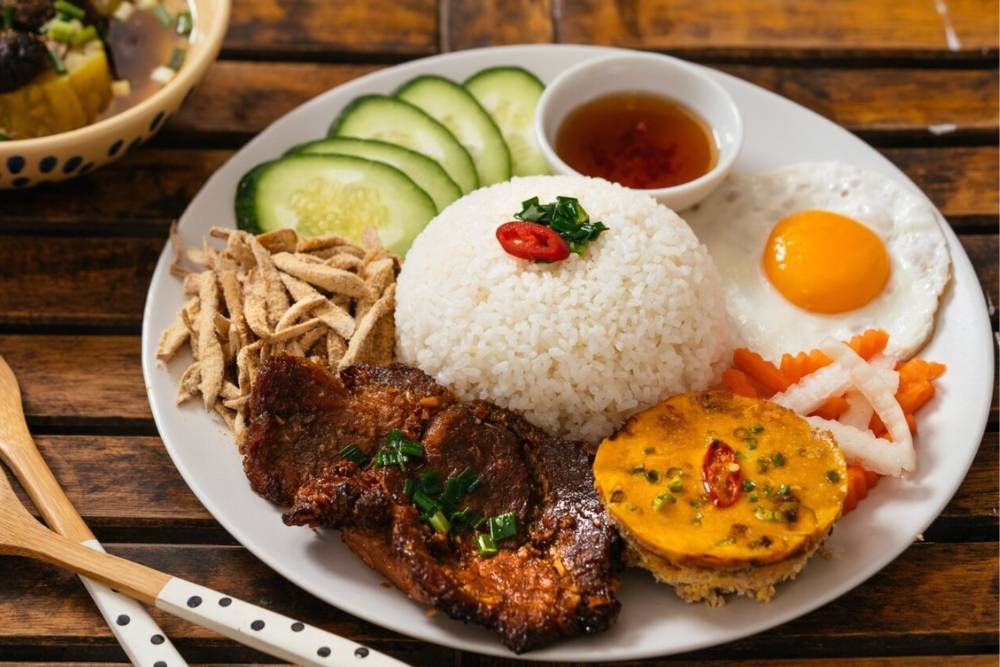 une assiette de riz brisé com tam à Saigon, Ho Chi Minh Ville