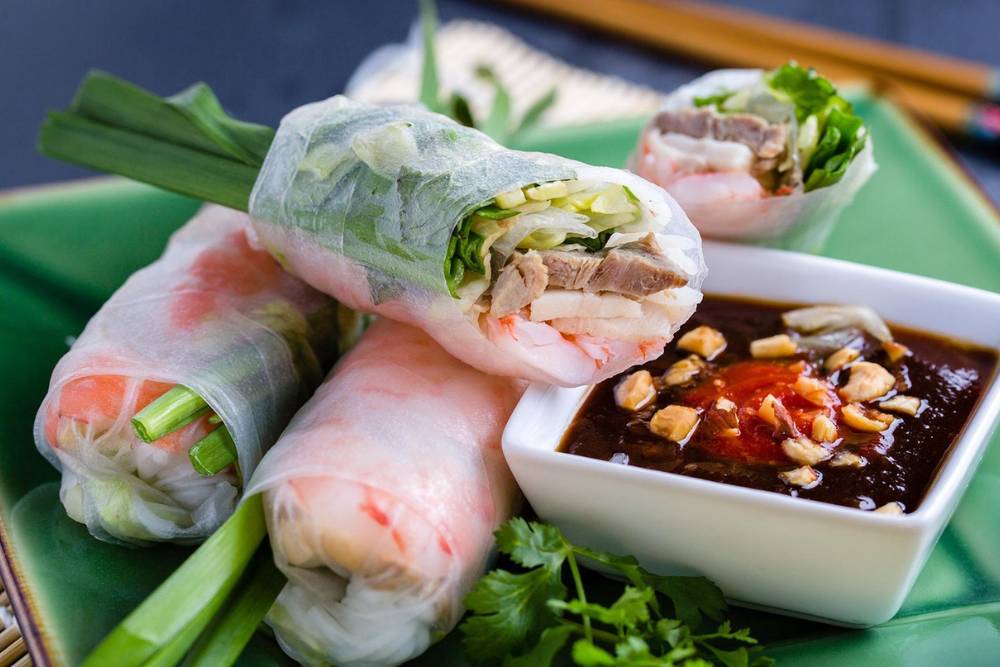 une assiette de rouleaux de printemps aux crevettes et au bœuf