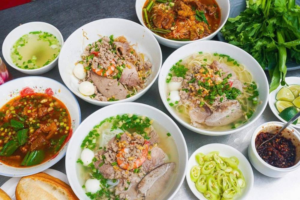 des bols de hu tieu, soupe de nouilles chinoise à Saigon