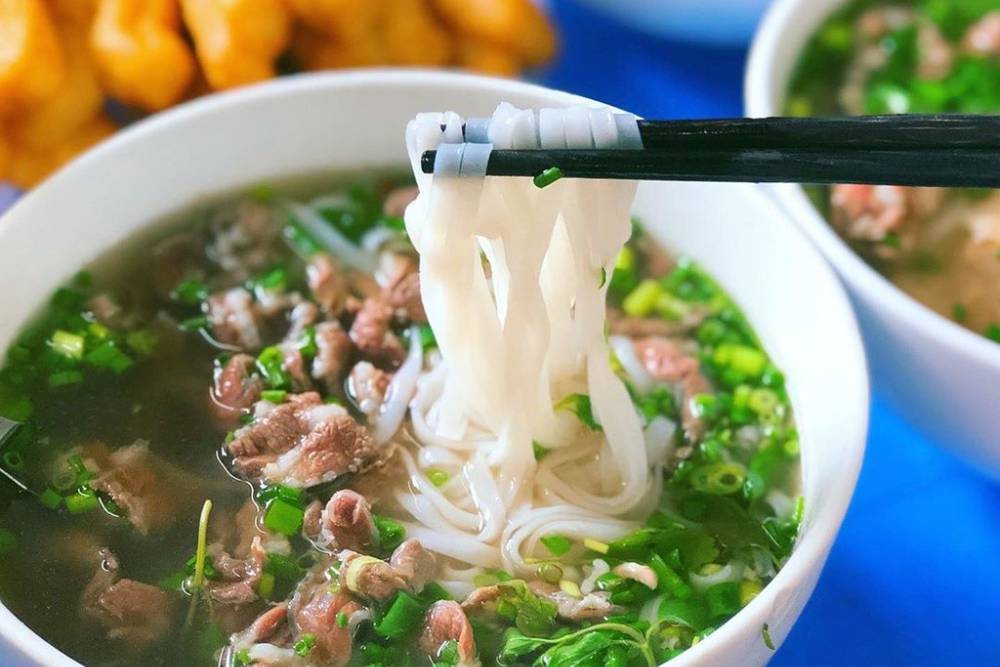 goûter un bol de pho au bœuf vietnamien