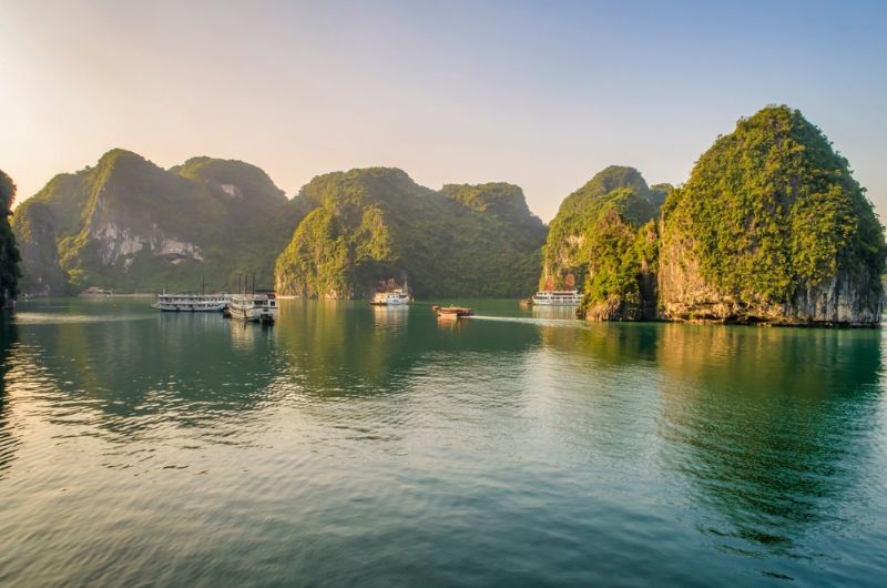 plus belles grottes du vietnam pour les aventuriers, grotte sung sot, grotte surprise, paysage, nature, baie halong
