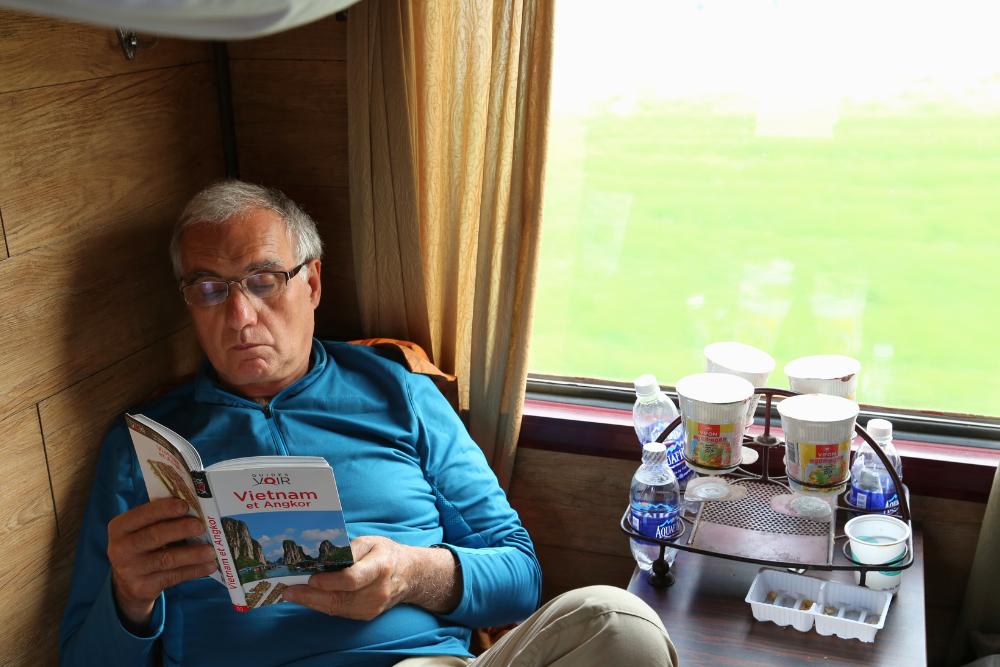 voyageur à l'aise dans un train au Vietnam, transport au Vietnam, prix voyage vietnam