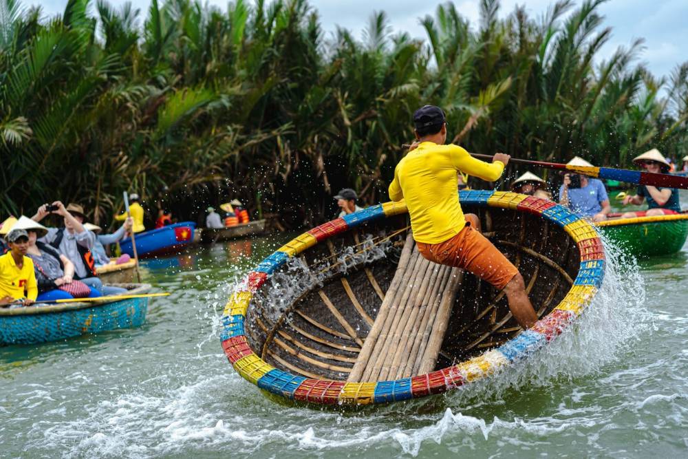 pêcheur tournant un bateau panier au village de Cam Thanh près de Hoi An