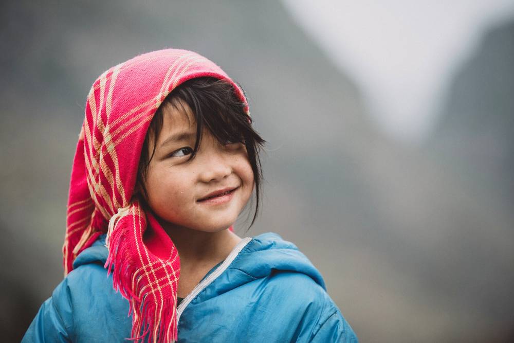 un enfante ethnique dans le Nord du Vietnam