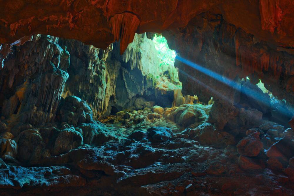 intérieur d'une grotte au Vietnam