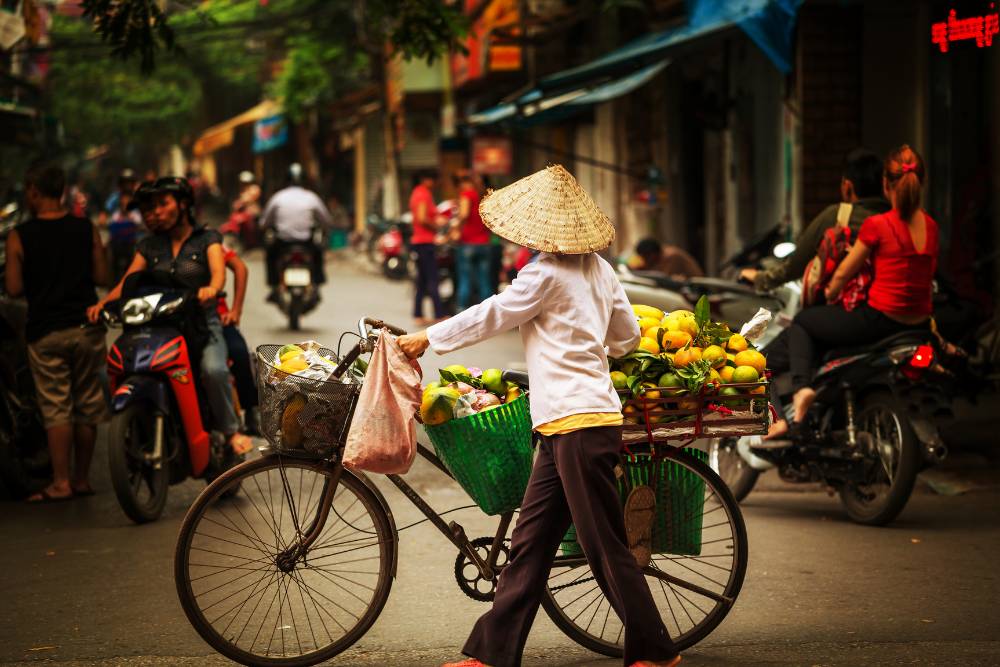 marchand ambulant dans le vieux quartier de Hanoi