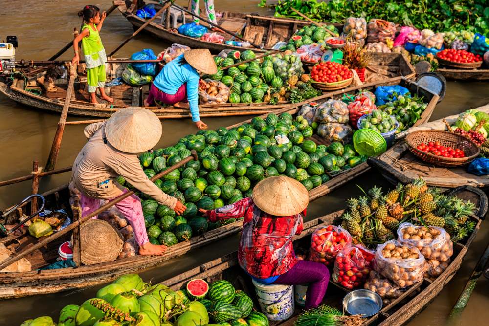 bateaux chargés de fruits dans un marché flottant dans le delta du Mékong au Vietnam