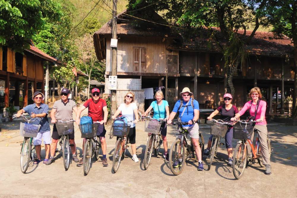 un groupe de voyageurs avec leurs vélos