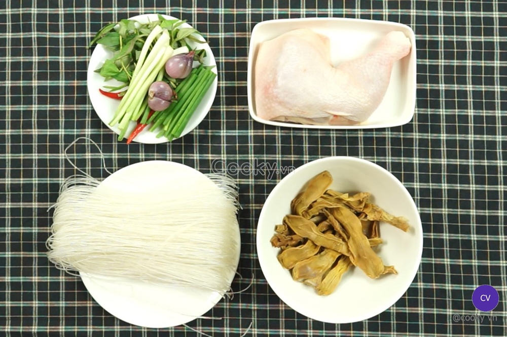 Ingrédients de la soupe de vermicelle stransparents au poulet