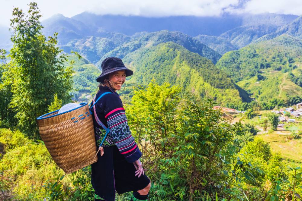 rencontre d'une femme Hmong sur le chemin vers Lao Chai et Ta Van à Sapa Vietnam