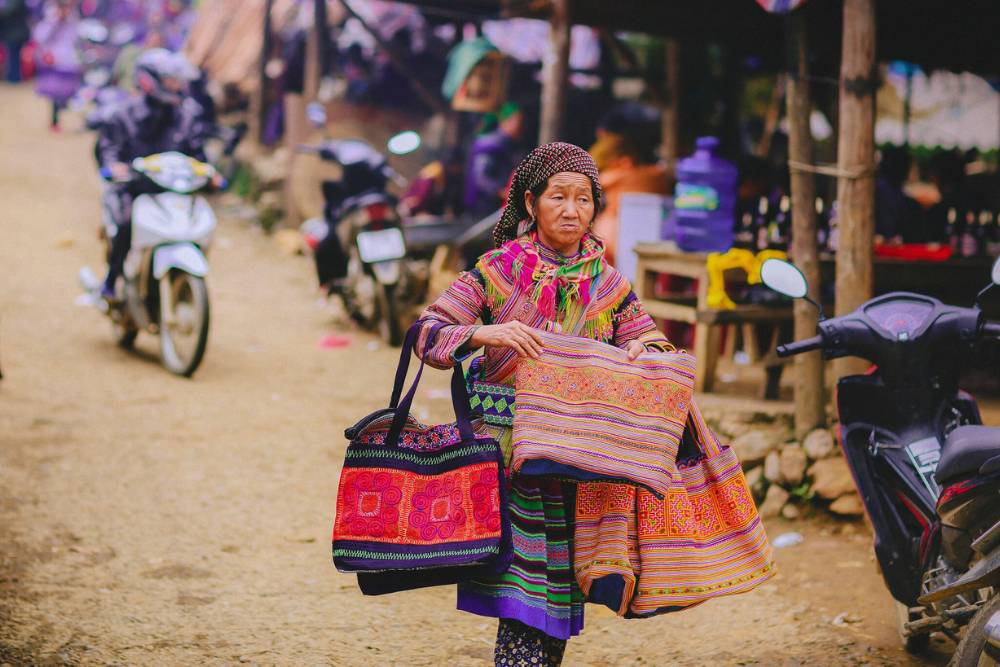 une femme Hmong fait la course dans un marché ethnique à Sapa Vietnam