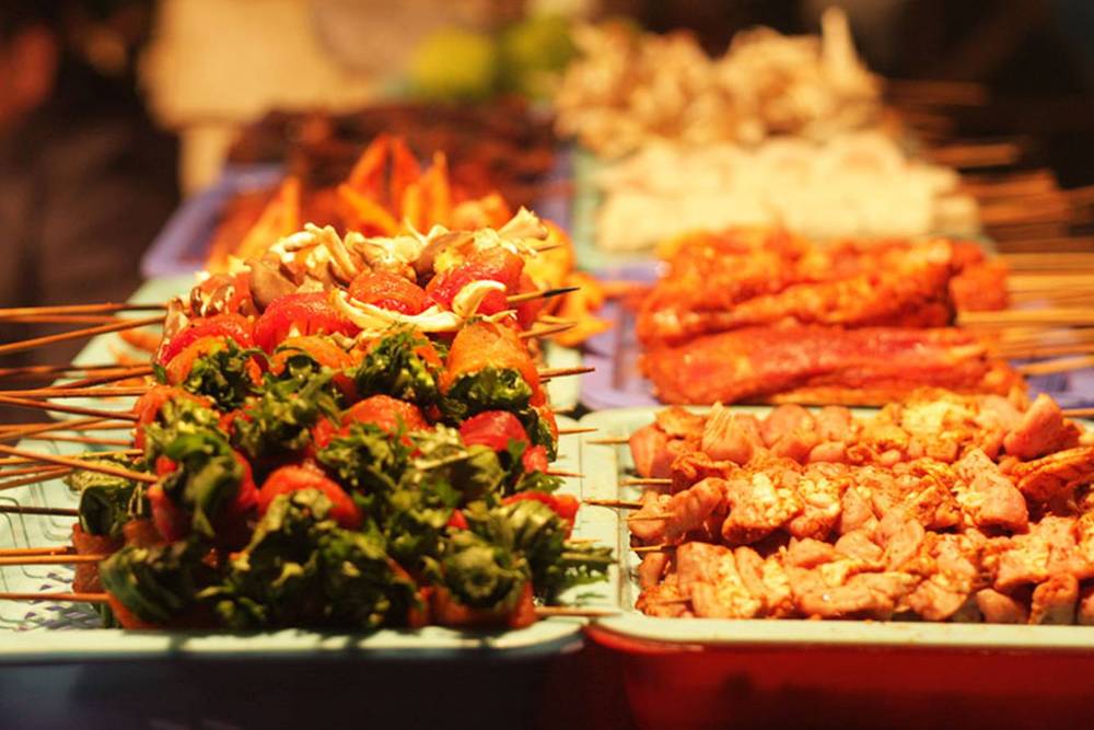 brochettes grillées dans un marché à Sapa Vietnam