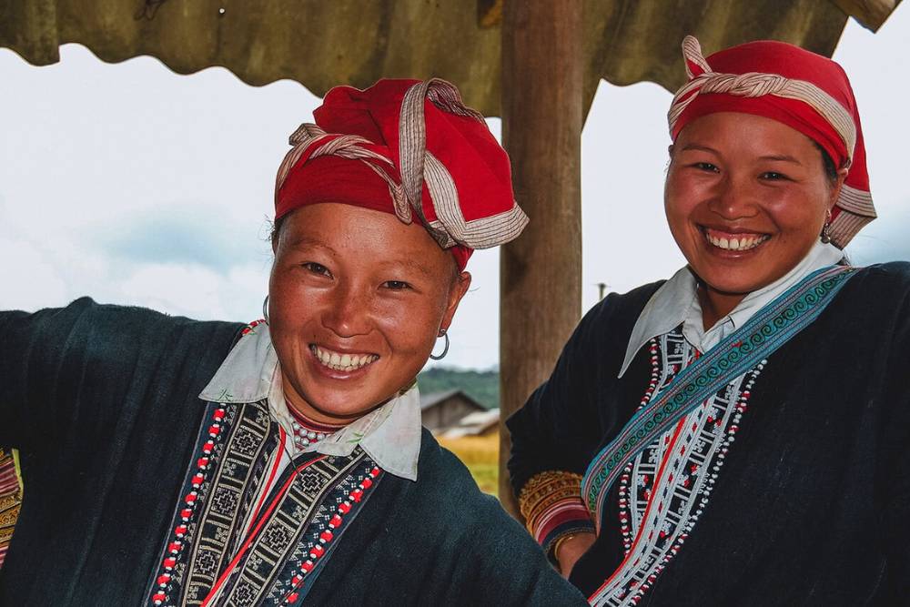 deux femmes Dao rouge au village de Ta Phin à Sapa Vietnam