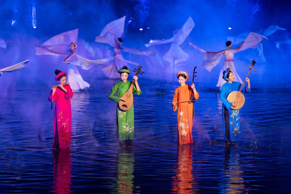 spectacle quintessence tonkin, chanteuses jouent des instruments traditionnels vietnam