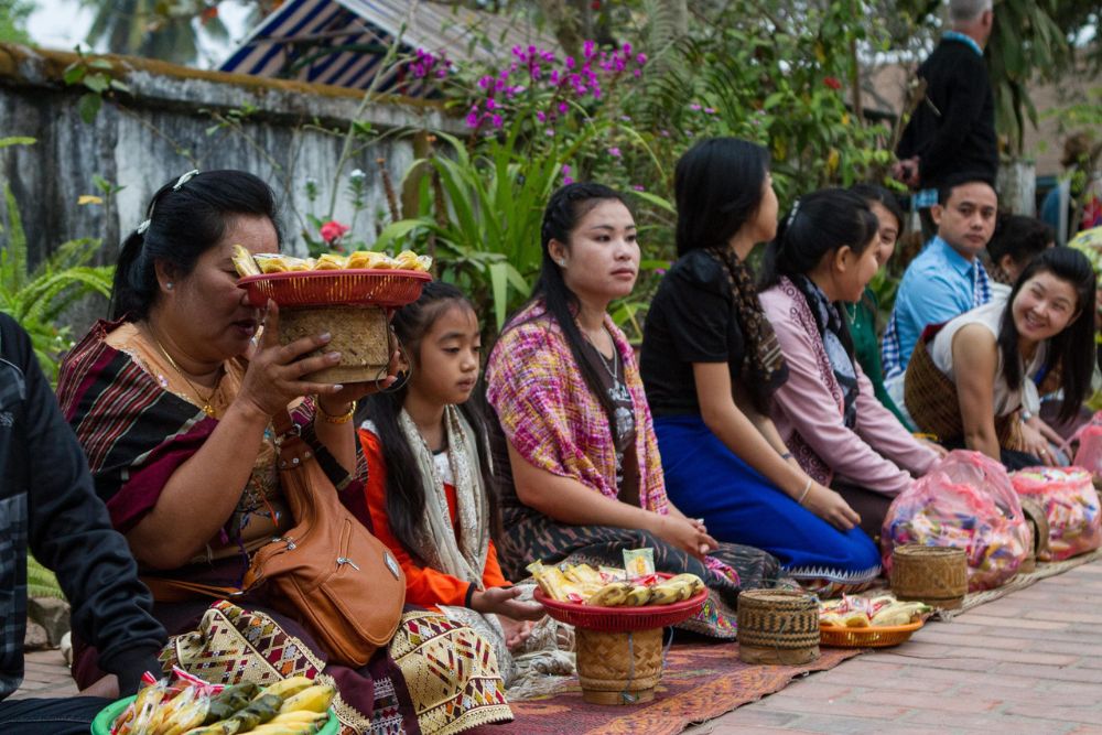 tak bat, cérémonie de l'aumône, habitants avec des offrands attendent les moines, luang prabang, laos